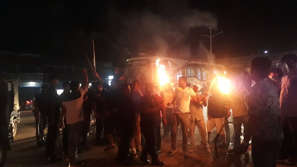 अनलाईन कक्षाको शुल्क फिर्ताको माग गर्दै नेबिसंघद्वारा मन्त्रालय अंगाडी मशाल जुलुस प्रदर्शन