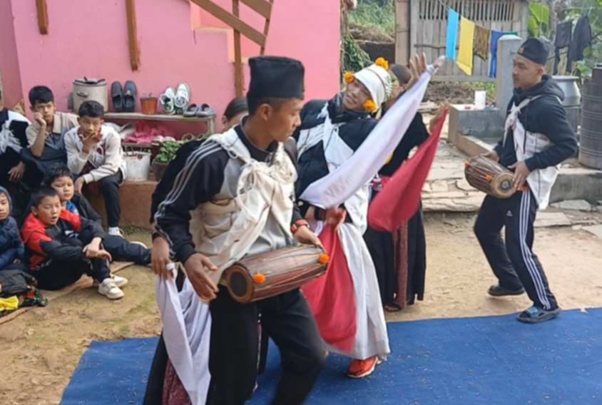 सृजनसिलले देउसी भैलोे खेलेर महाकालीलाई दियो दुई लाख