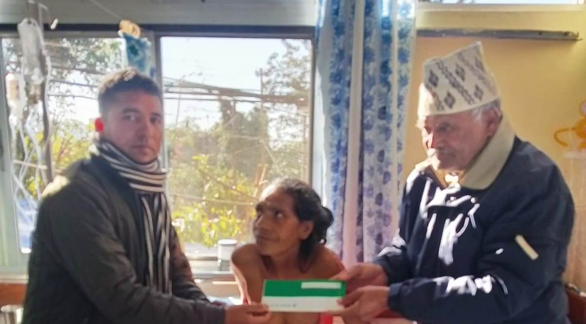 आगोले जलेर गम्भीर कमलाको उपचारमा मदानेका अध्यक्ष कुवरद्वारा आर्थिक सहयोग