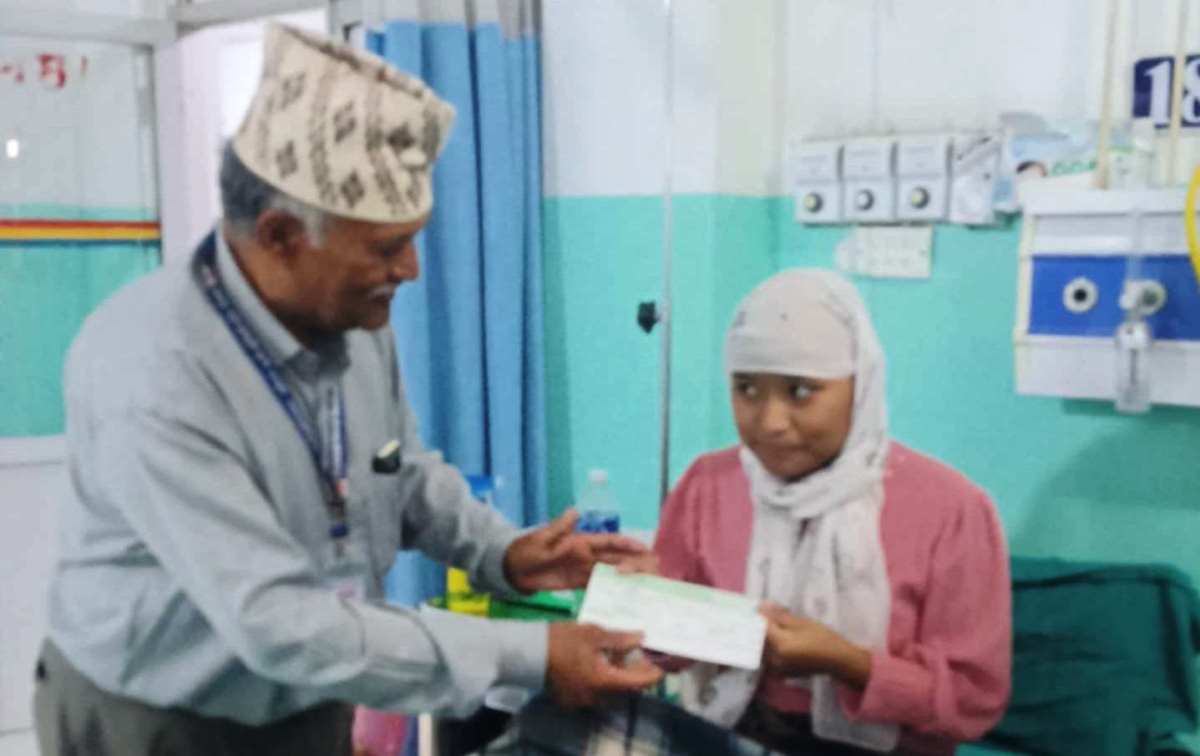 मदानेका अध्यक्ष कुँवरद्वारा क्यान्सर ग्रसित अनिताको उपचारमा आर्थिक सहयोग