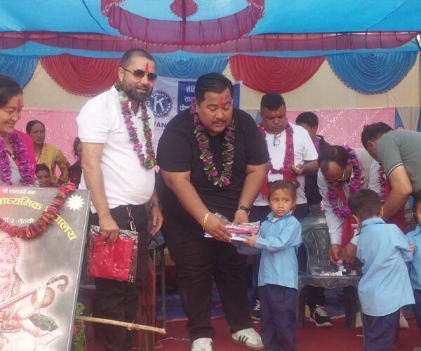 किवानिजद्वारा गुल्मीका दुई बिद्यालयमा शैक्षिक तथा खेलकुद सामाग्री प्रदान
