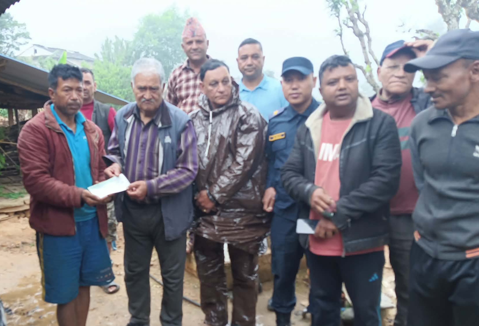 मदानेका अध्यक्ष कुँवरद्वारा आगलागी पीडित महतलाई आर्थिक सहयोग