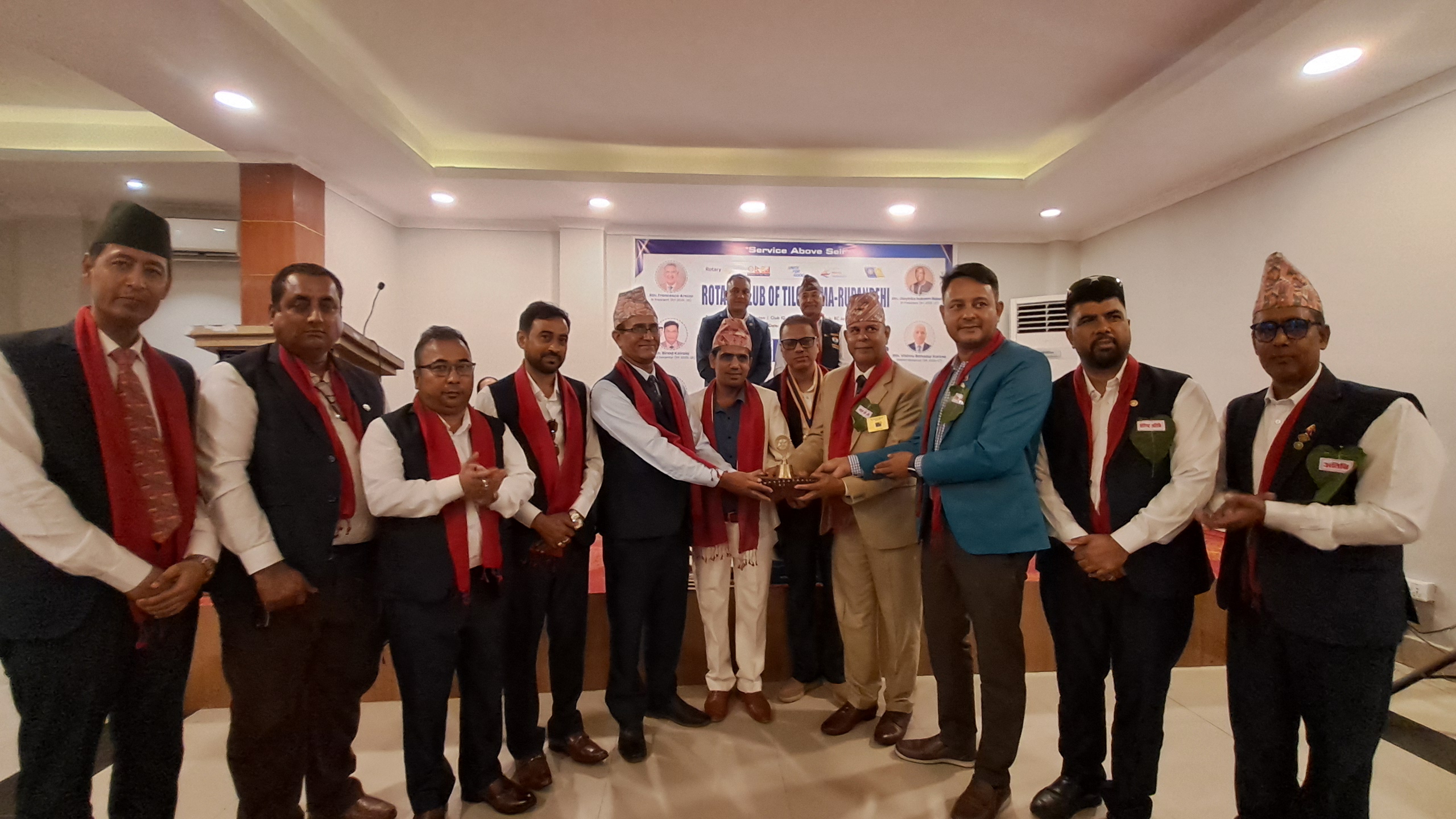 रोटरी तिलोत्तमा रुपन्देहीमा नयाँ नेतृत्वलाई पद हस्तान्तरण