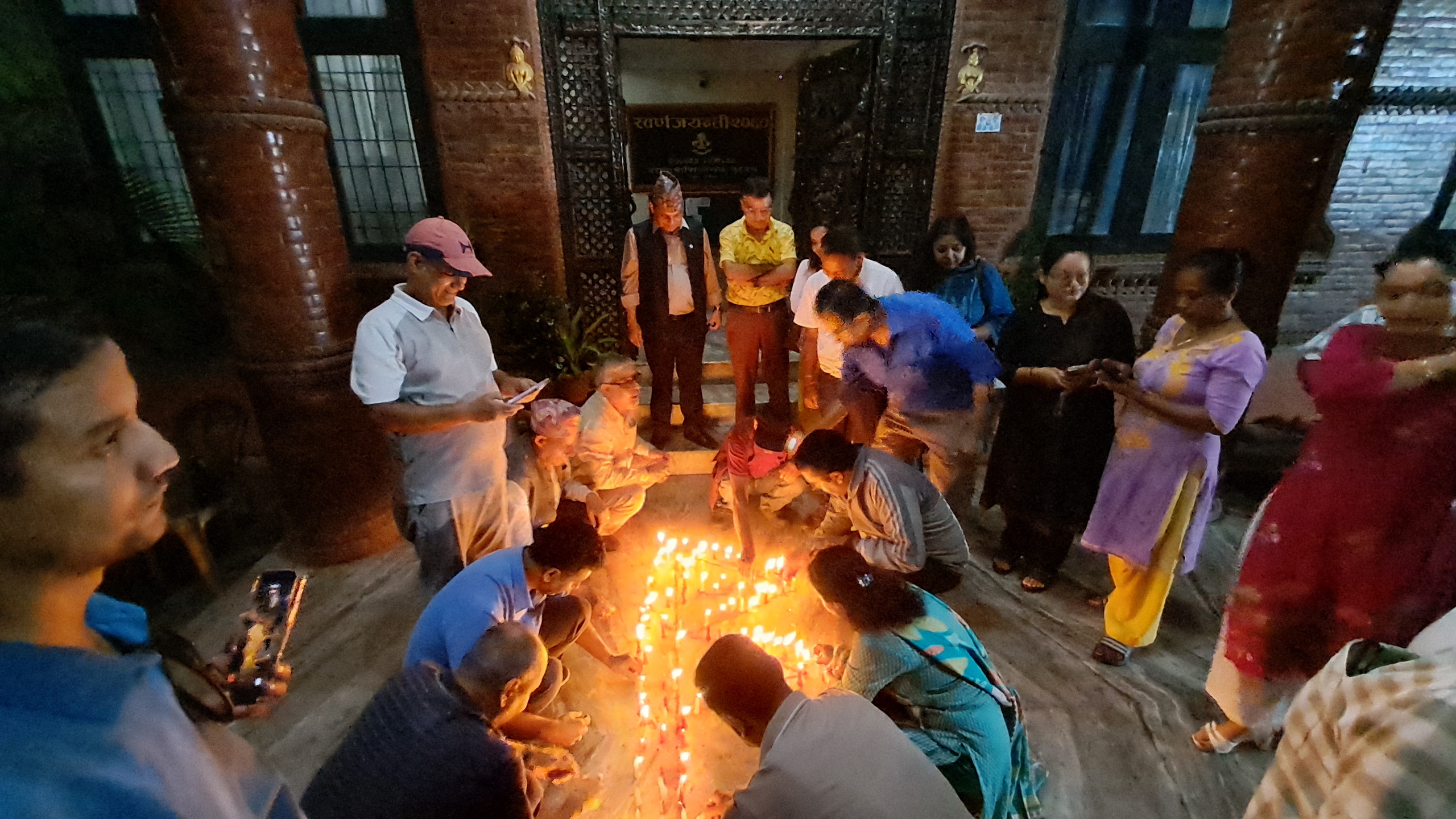 विनासकारी बाढीको १३ औं दिन : बुटवल उद्योग वाणिज्य संघमा दीप प्रज्ज्वलन